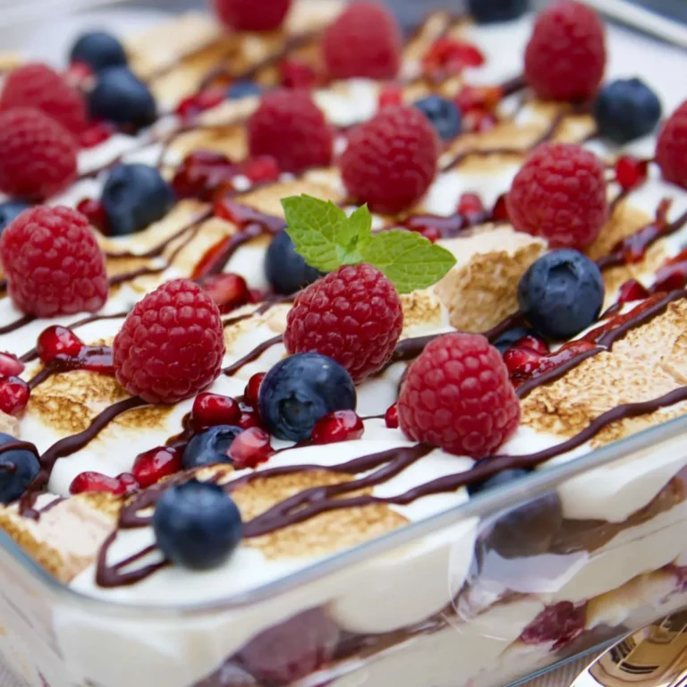 Schokokuss Nachtisch mit Quark und Beeren