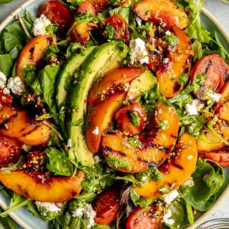 Gegrillter Pfirsichsalat mit Basilikum Vinaigrette