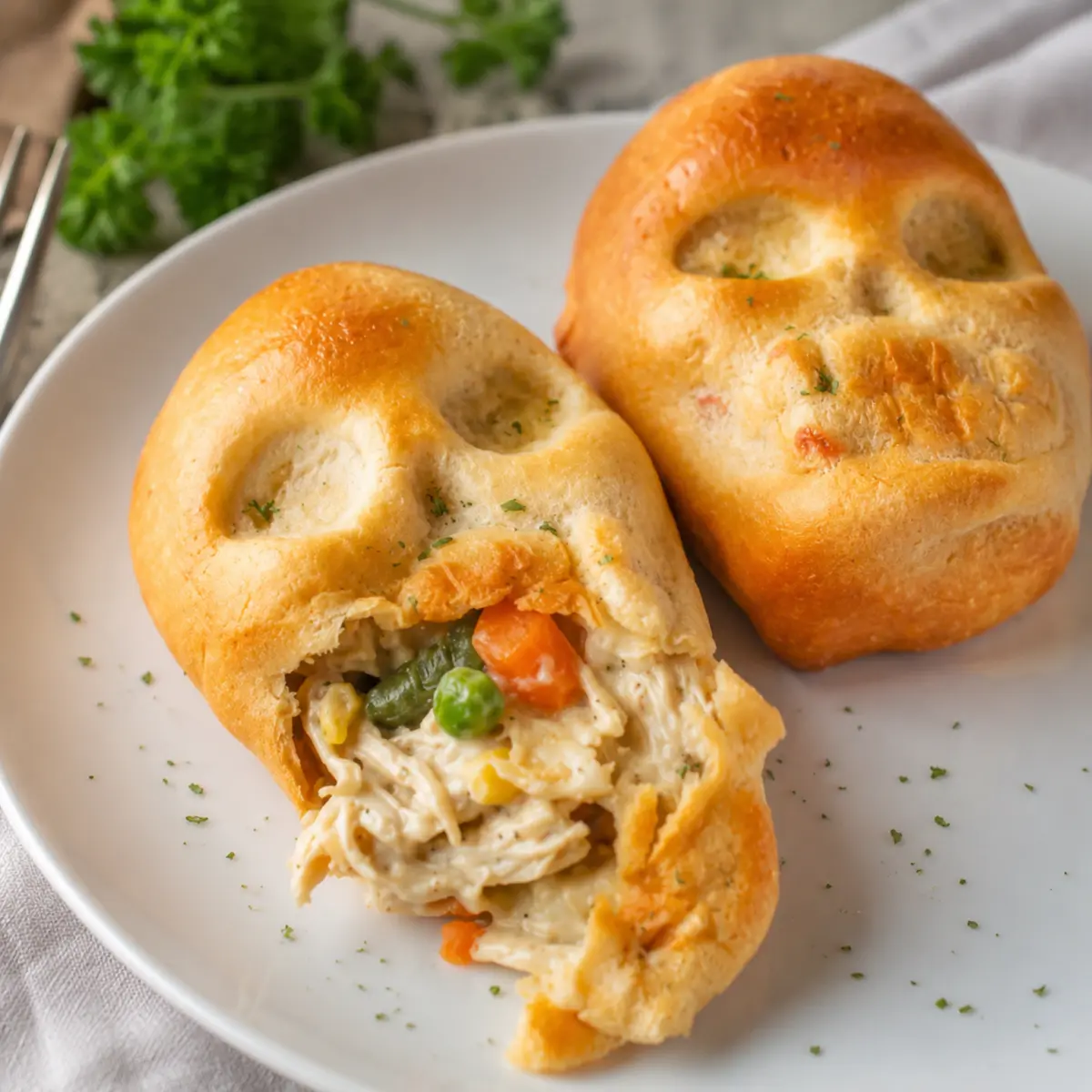 Hähnchen-Pies in Schädelform